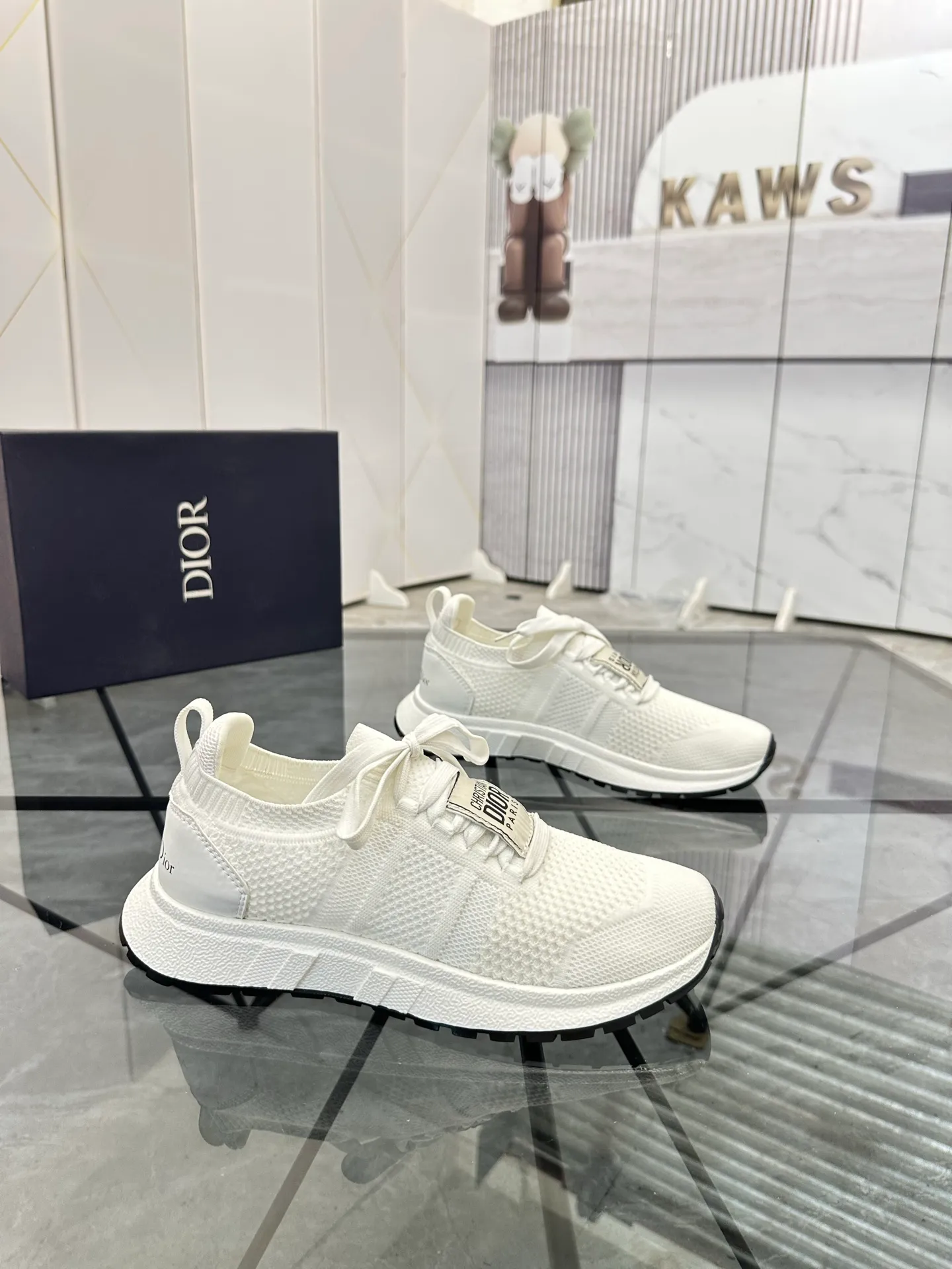 Selling men's shoes 💰: 💰P400¥ Product trademark: Dior* "Dior*" low-top casual shoes Regular size: 38-44 (can be customized to 45) Product materials: Imported breathable fly knit upper, breathable lining, original outsole. Number: 558
